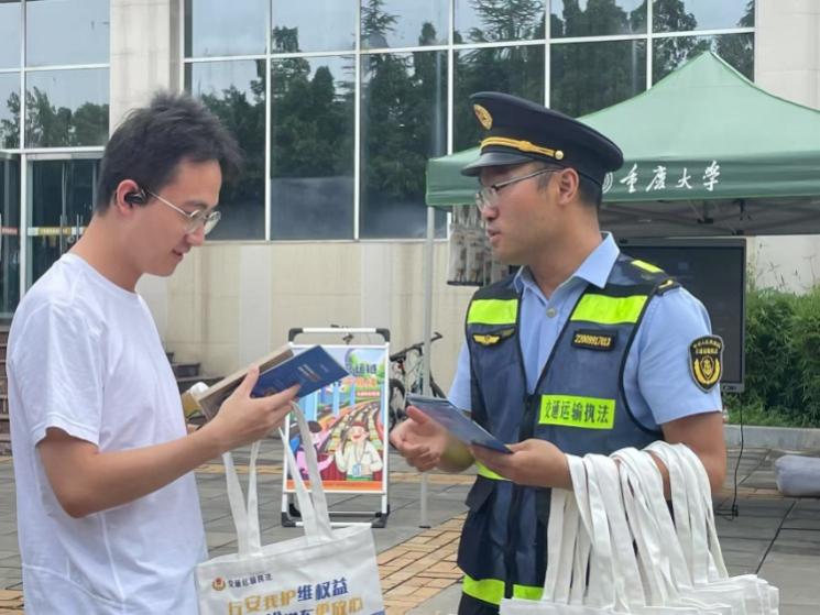 交通執(zhí)法人員向?qū)W生宣傳學(xué)車維權(quán)知識。重慶交通執(zhí)法總隊供圖