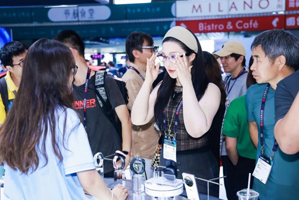 現(xiàn)場(chǎng)觀眾沉浸式體驗(yàn)搭載九天大模型的智能眼鏡。重慶移動(dòng)供圖