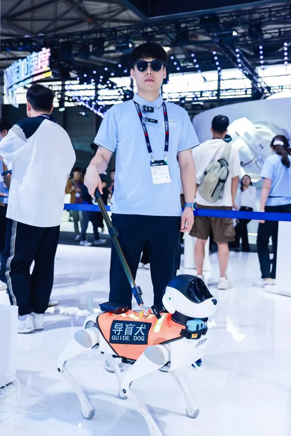 現(xiàn)場(chǎng)觀眾沉浸式體驗(yàn)搭載四足機(jī)器狗。重慶移動(dòng)供圖