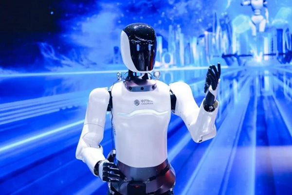 中國(guó)移動(dòng)人形機(jī)器人。重慶移動(dòng)供圖