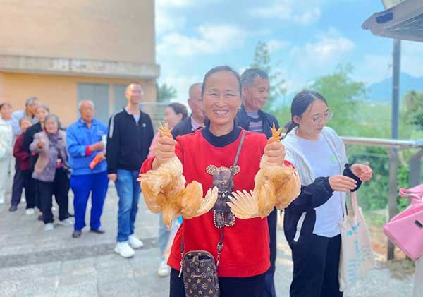 “智慧養(yǎng)雞”新農(nóng)人。馬上消費供圖