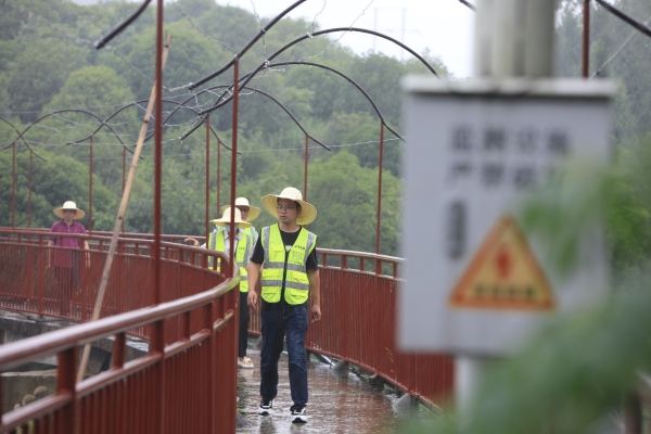 洪安鎮(zhèn)值班人員通過基層智治平臺(tái)監(jiān)控雨情、風(fēng)險(xiǎn)點(diǎn)。胡程攝