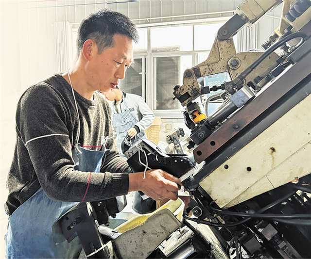    奉節(jié)縣安坪鎮(zhèn)弘源鞋業(yè)就業(yè)幫扶車間內(nèi)，員工在制作板鞋。（本報資料圖片）記者 蘇暢 攝/視覺重慶