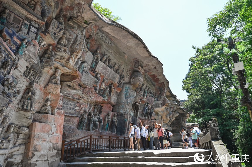 6月12日，寶頂山石刻景區(qū)內(nèi)的游客。人民網(wǎng) 鄒樂攝