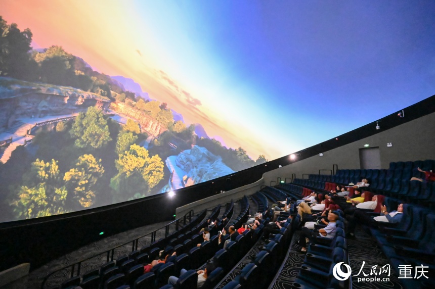 8K球幕電影《大足石刻》。人民網(wǎng) 鄒樂攝