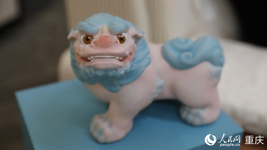 “中國工藝美術(shù)文化創(chuàng)意大賽”金獎(jiǎng)——大足彩塑文創(chuàng)《大足獅》。人民網(wǎng) 曹欣悅攝