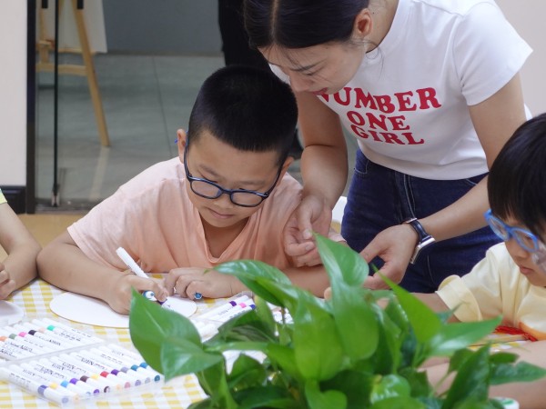 孩子們體驗(yàn)節(jié)氣文化。任峰攝