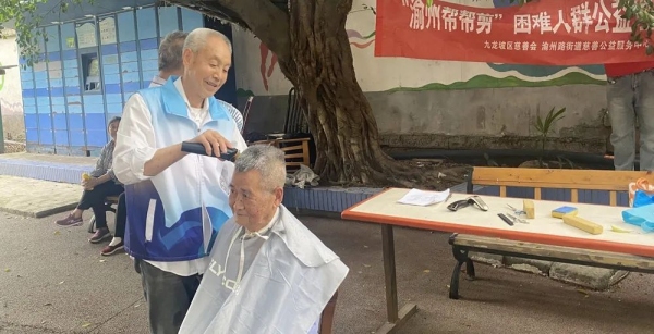 “銀發(fā)剪刀手”張禎祿正在為一坪小區(qū)居民提供義剪服務(wù)。廖婉廷攝