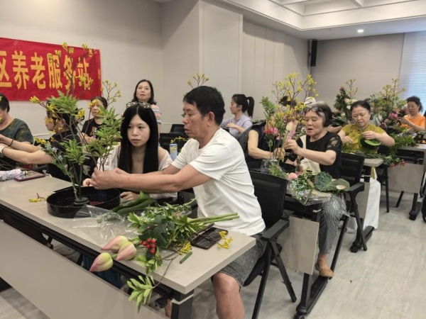 花藝課堂現(xiàn)場(chǎng)。重慶文化藝術(shù)職業(yè)學(xué)院供圖