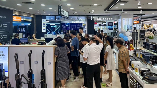 消費(fèi)者購(gòu)買電器。渝北區(qū)商務(wù)委供圖