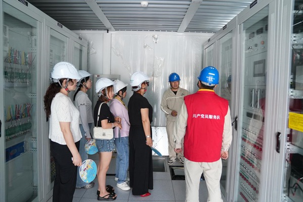 員工家屬參觀電力工作現(xiàn)場(chǎng)。國(guó)網(wǎng)重慶永川供電公司供圖