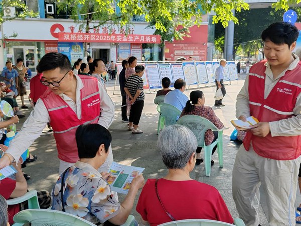 電力人員開展安全用電宣傳。國(guó)網(wǎng)重慶永川供電公司供圖