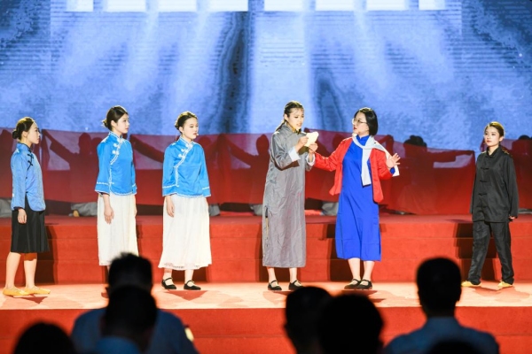 情景朗誦《再讀紅巖》。重慶工業(yè)職業(yè)技術(shù)學(xué)院供圖