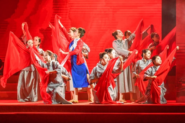 舞蹈《繡紅旗》。重慶工業(yè)職業(yè)技術(shù)學(xué)院供圖
