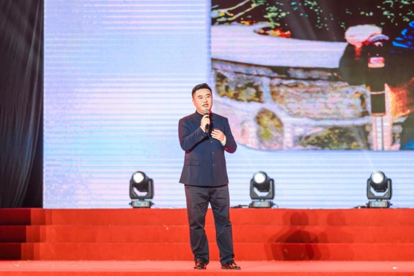 重慶紅巖革命歷史博物館白公館景區(qū)主任、紅巖干部學(xué)院教師劉帥現(xiàn)場(chǎng)講述紅巖精神及重慶城市精神的內(nèi)涵。重慶工業(yè)職業(yè)技術(shù)學(xué)院供圖