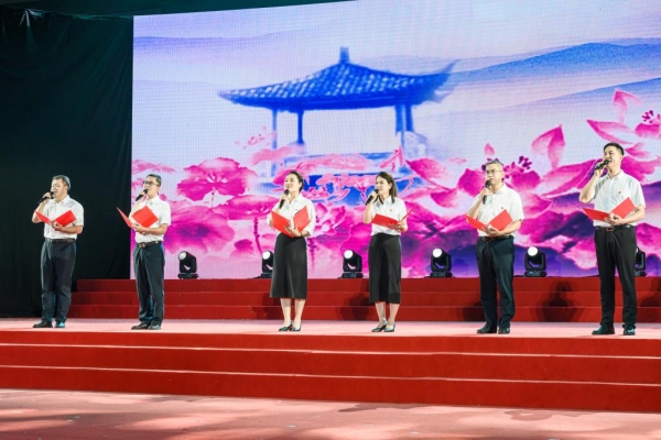 學(xué)校全體紀(jì)委委員朗誦《清風(fēng)頌》。重慶工業(yè)職業(yè)技術(shù)學(xué)院供圖