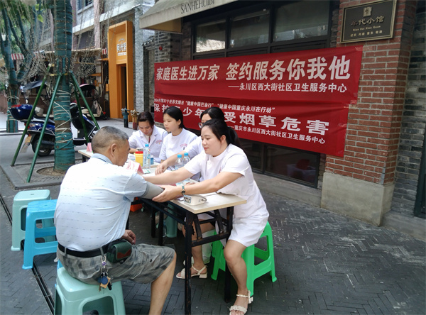 義診活動(dòng)進(jìn)社區(qū)。中山路街道供圖