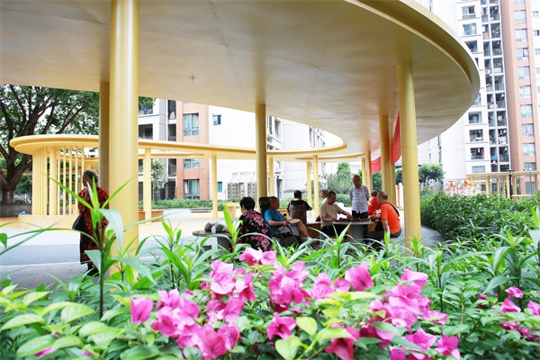 中山路街道鳳棲閣小區(qū)居民“聚會(huì)亭”里話家常。中山路街道供圖