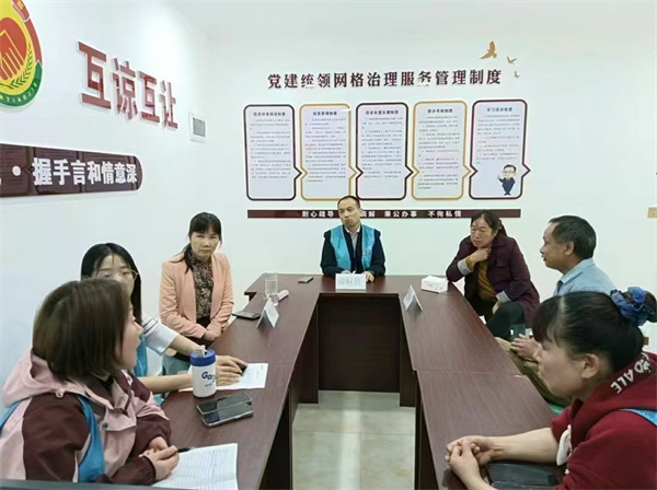 李依云正在協(xié)調(diào)解決問(wèn)題。南大街街道供圖