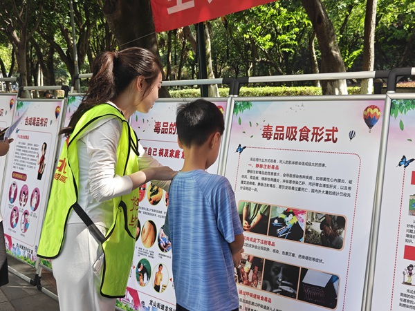 志愿者向轄區(qū)未成年人講解禁毒知識(shí)。龍山街道供圖