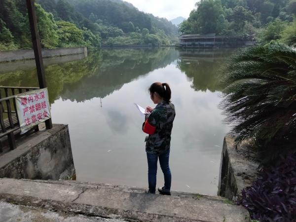 關(guān)注水域周邊防護(hù)欄、防溺水警示標(biāo)志設(shè)置等情況。黃海燕攝