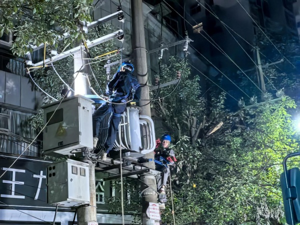 國網(wǎng)城口供電公司組織人員對舊變壓器進(jìn)行拆除。國網(wǎng)城口供電公司供圖