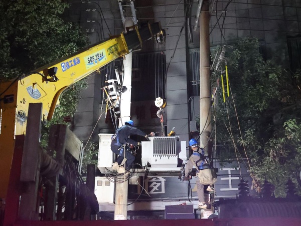 國網(wǎng)城口供電公司組織人員開展新變壓器吊裝工作。國網(wǎng)城口供電公司供圖