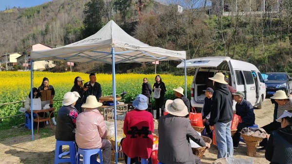 助農(nóng)主播推介本地特色農(nóng)產(chǎn)品。修齊鎮(zhèn)供圖