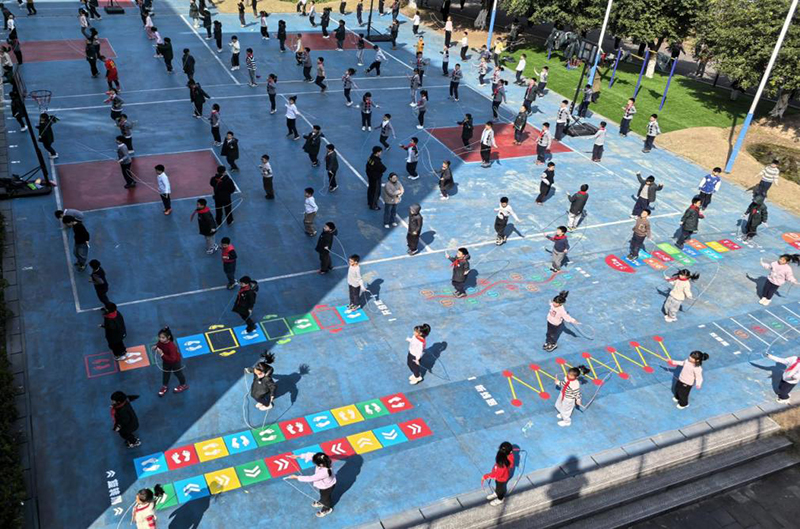 重慶兩江新區(qū)童心青禾小學(xué)的學(xué)生們參加大課間體育活動(dòng)。秦波攝