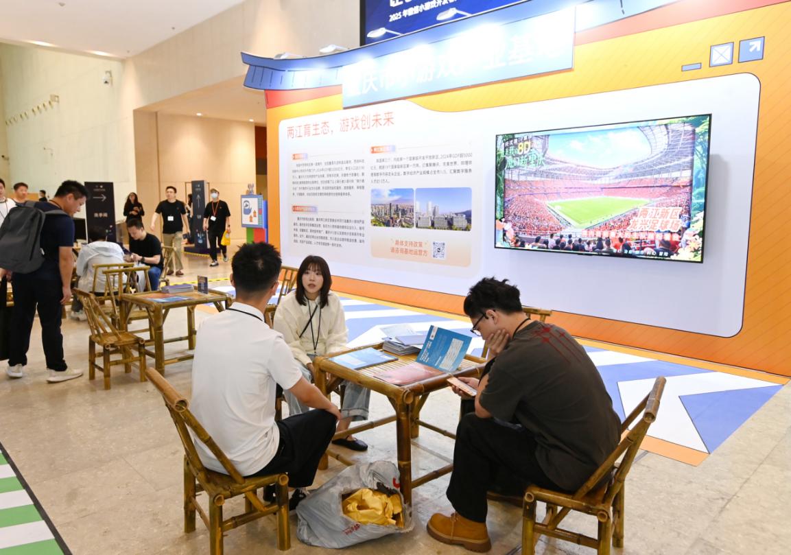 客商開(kāi)展現(xiàn)場(chǎng)面對(duì)面交流。冉雨琳攝