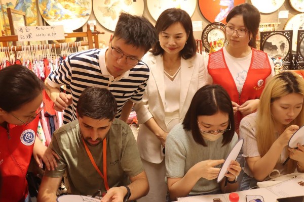 體驗(yàn)非遺?；顒又鬓k方供圖