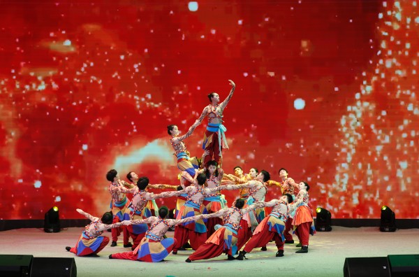 文藝演出現(xiàn)場?；顒又鬓k方供圖