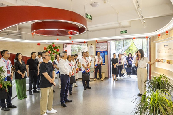 專家領(lǐng)導(dǎo)調(diào)研中醫(yī)藥特色文化街區(qū)。重慶市人力社保局供圖