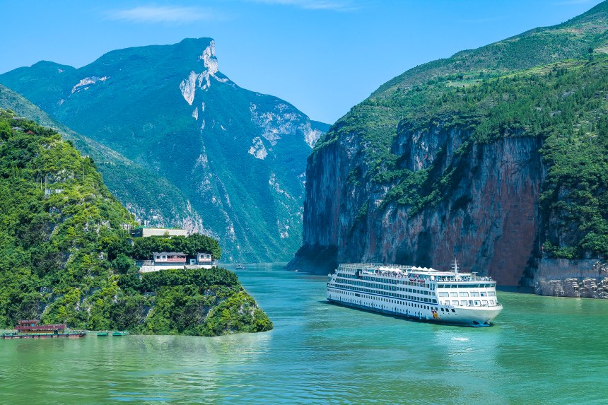 黃金游輪行駛在長(zhǎng)江三峽。重慶文旅集團(tuán)供圖