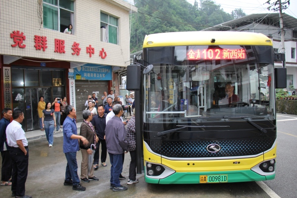 居民有序乘車。謝秋實(shí)攝