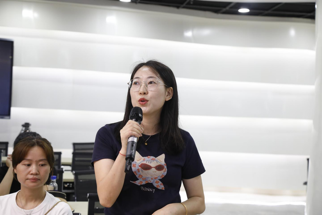 市民現(xiàn)場(chǎng)就關(guān)心問(wèn)題進(jìn)行提問(wèn)。代娟 攝