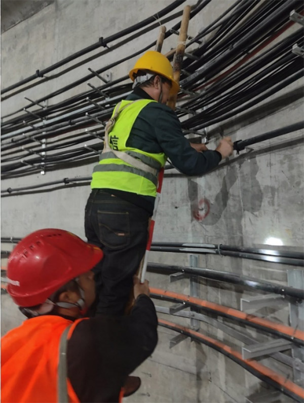 重慶鐵塔工作人員安裝漏纜。重慶鐵塔供圖