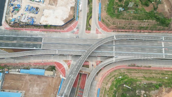 骨架道路創(chuàng)新性地采用管道化組織與使用者優(yōu)先兩大核心策略。重慶設(shè)計(jì)集團(tuán)有限公司市政設(shè)計(jì)研究院供圖