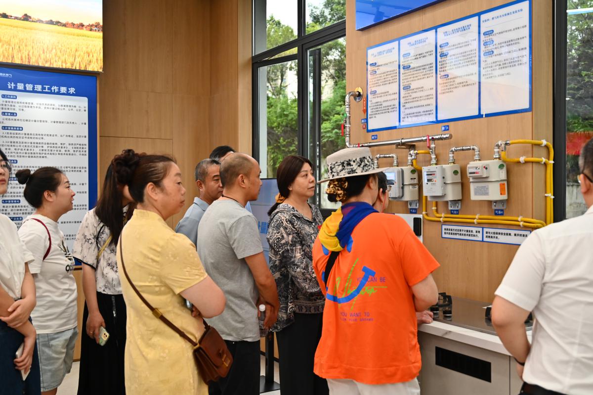 邀請區(qū)人大代表、政協(xié)委員、小區(qū)物業(yè)代表及群眾代表走進兩江燃氣計量科普宣傳體驗中心。重慶燃氣集團供圖