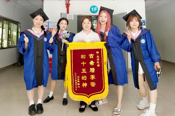 四川外國(guó)語(yǔ)大學(xué)項(xiàng)目學(xué)生公寓管理員龍素芳收到錦旗。新大正供圖