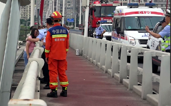 民警暖心處置挽救輕生女子。豐都縣公安局供圖