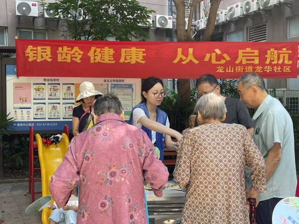 工作人員向居民解讀老年人健康管理等基本常識(shí)。丘利成攝