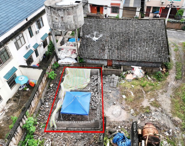 智能巡檢無人機監(jiān)測到違規(guī)建筑。吳華攝