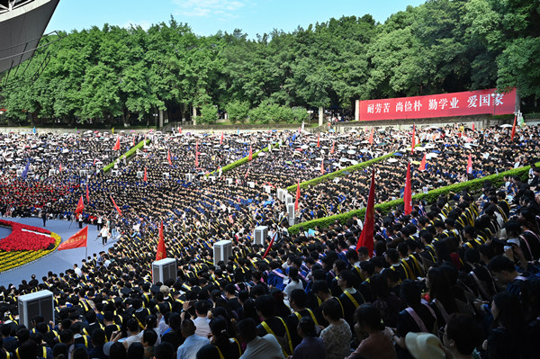 畢業(yè)典禮現(xiàn)場。鄒樂攝