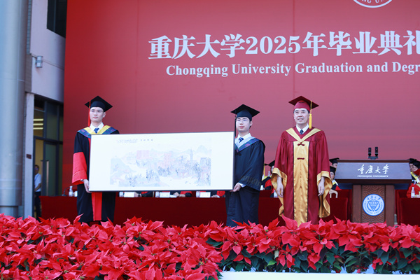 2025屆畢業(yè)生代表向母校贈送紀念品。鄒樂攝