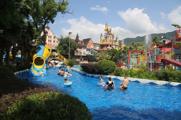 游客在水上樂(lè)園游玩。景區(qū)供圖