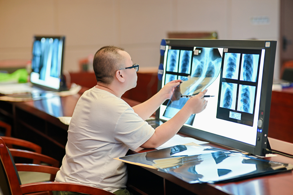 選手正在進(jìn)行胸片判讀。 重慶市衛(wèi)生健康委供圖