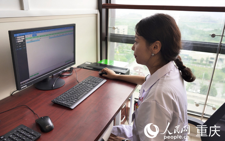 重醫(yī)附二院江南院區(qū)，醫(yī)生通過醫(yī)檢互認(rèn)系統(tǒng)，查看患者在當(dāng)?shù)氐臋z查結(jié)果。人民網(wǎng)記者 劉祎攝