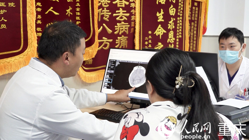 重慶醫(yī)科大學(xué)附屬大學(xué)城醫(yī)院，醫(yī)生在電腦上調(diào)閱患者在當(dāng)?shù)嘏牡哪X部CT。人民網(wǎng)記者 劉祎攝