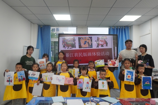 支隊(duì)成員指導(dǎo)社區(qū)孩童體驗(yàn)綦江農(nóng)民版畫。長(zhǎng)壽區(qū)融媒體中心供圖